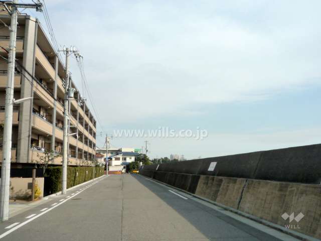 敷地南側の道路を挟んで大阪湾があります。