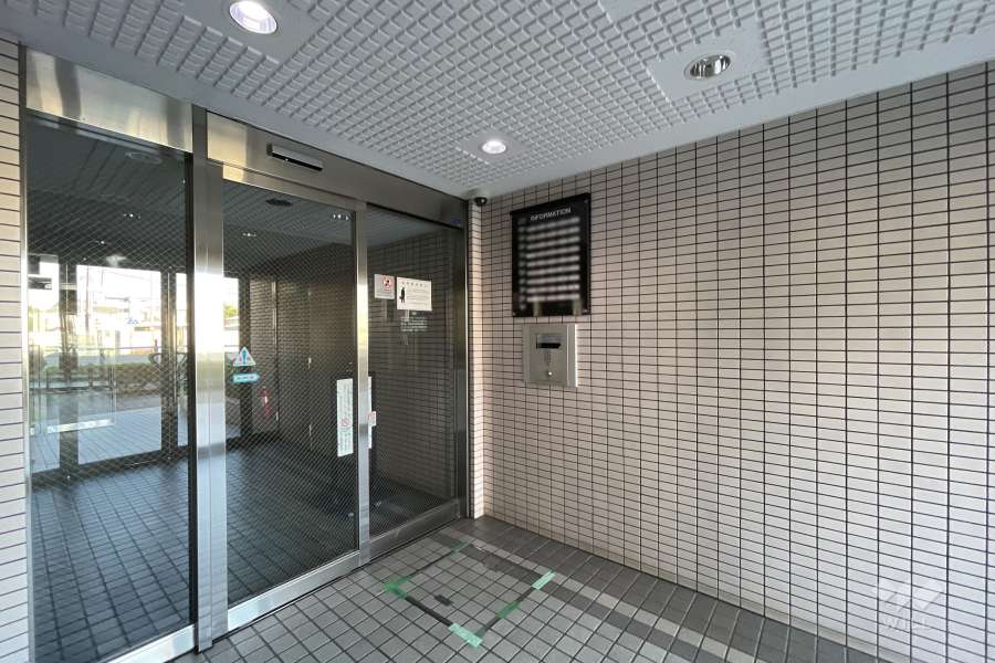 エントランスはオートロック付きです。