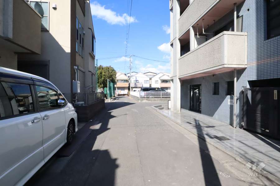 敷地西側の前面道路(南側から)