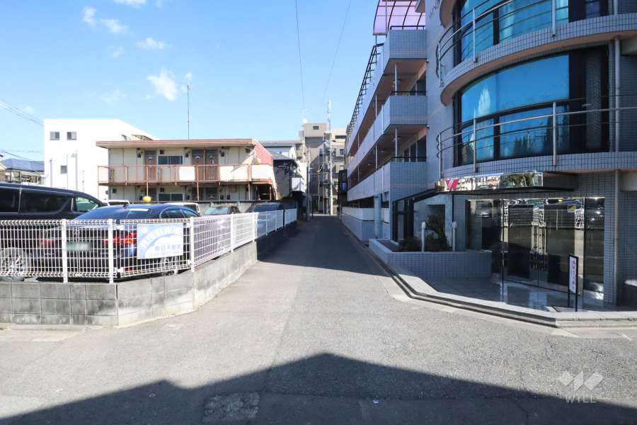 敷地北側の前面道路(西側から)