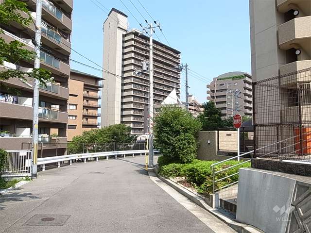 周辺にはマンションが多く建ち並んでいます。