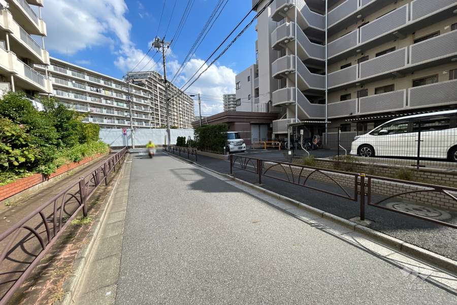 敷地北側の前面道路