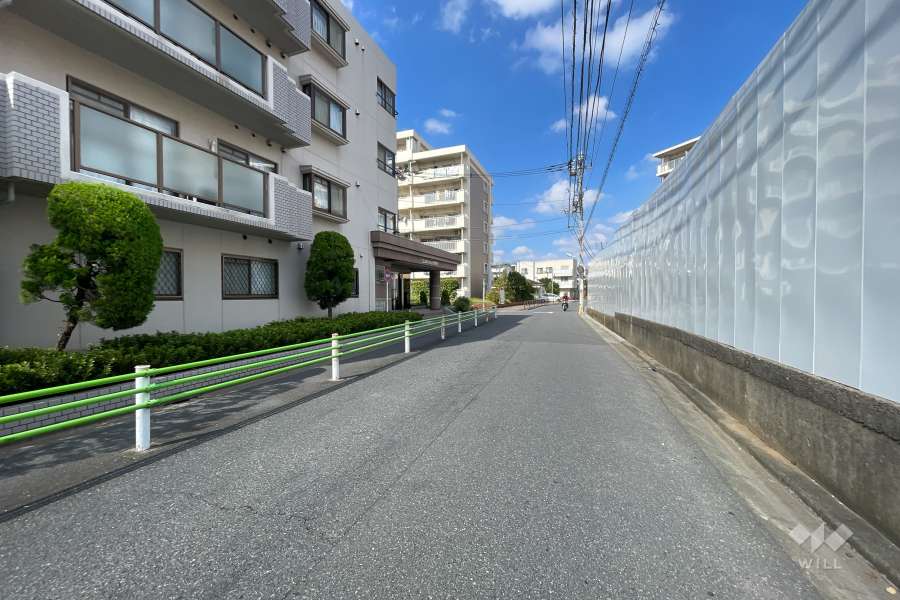 敷地東側の前面道路