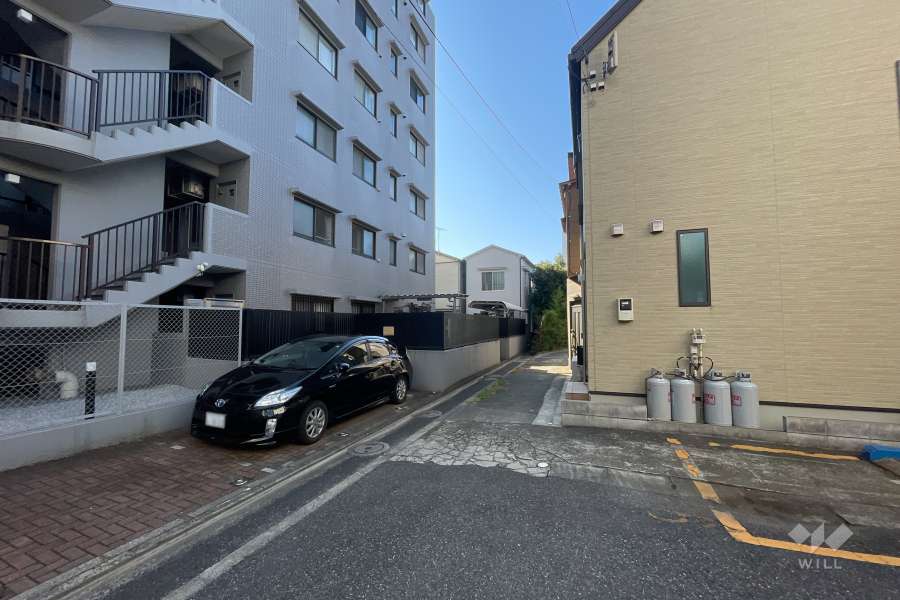 敷地の西側前面道路（北側から）