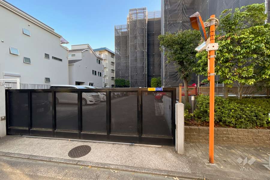 駐車場の出入り口（ゲート付き）