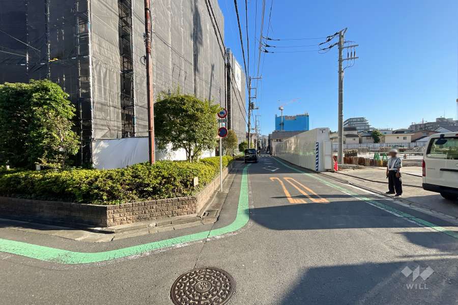 敷地西側の前面道路