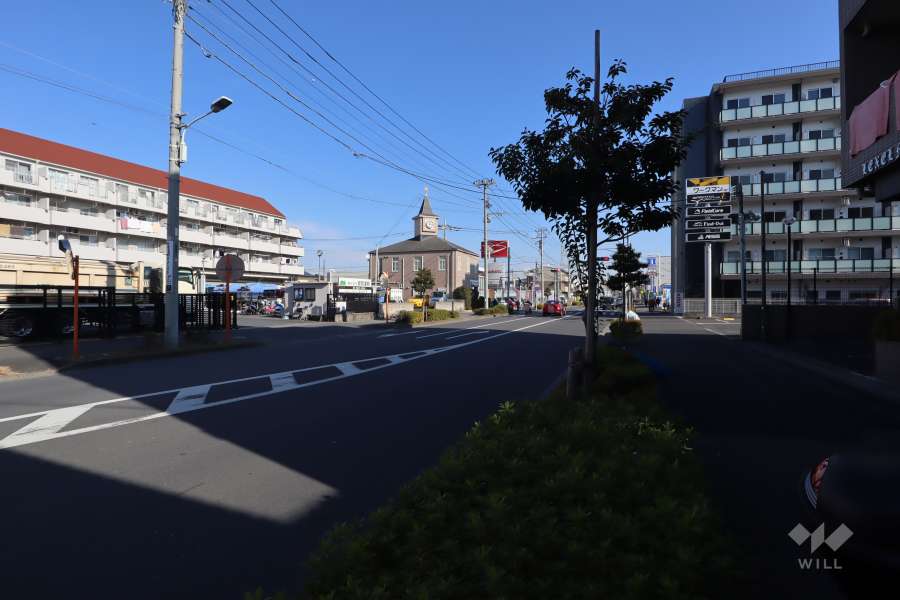 敷地北側の前面道路(西側から)