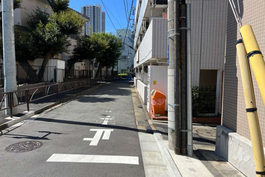 敷地の南側前面道路（西側から）