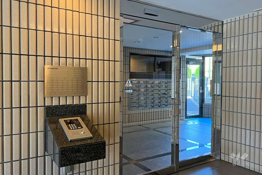 エントランスはオートロック付きです。