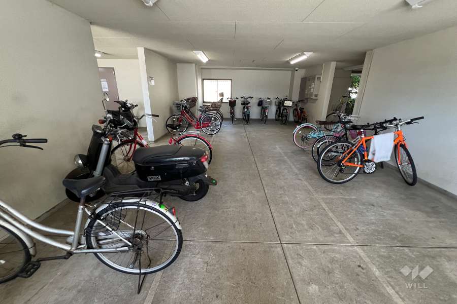 屋内に設けられた駐輪場とバイク置場
