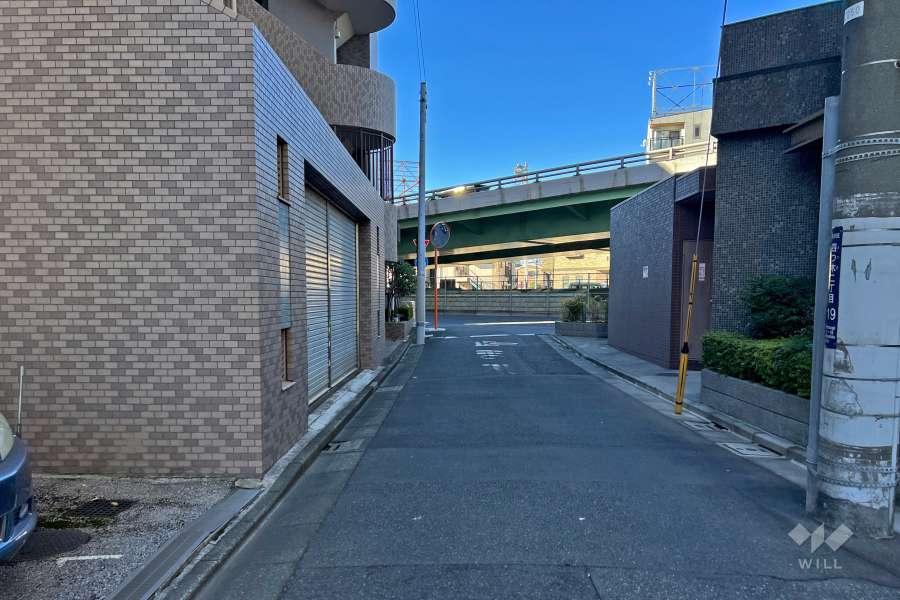 敷地の北側前面道路（東側から）