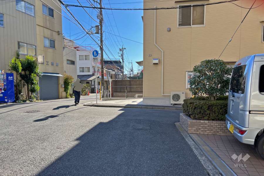 敷地の東側前面道路（北側から）