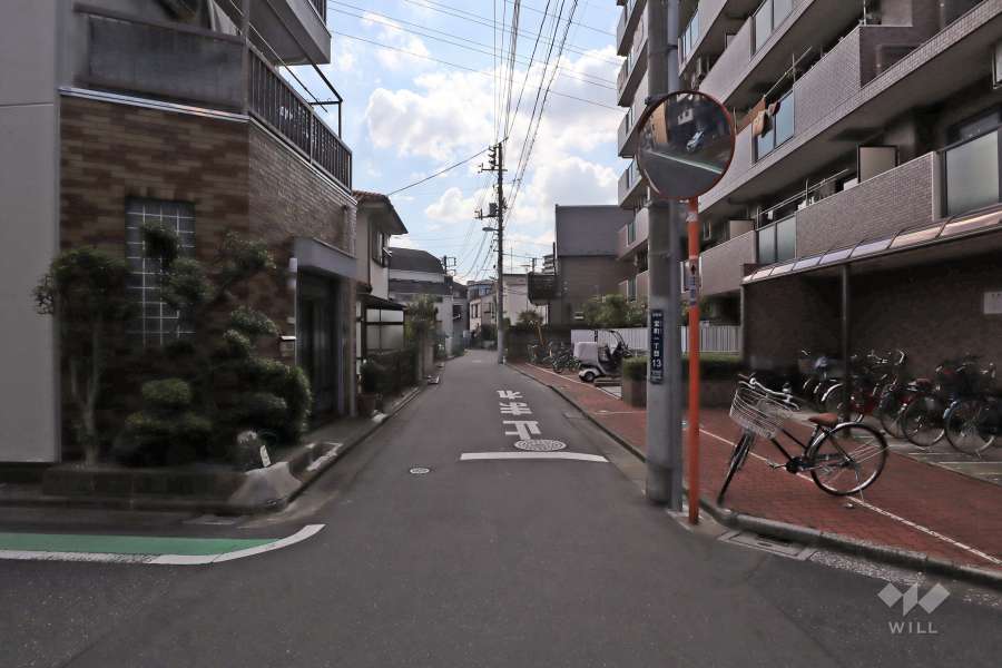 敷地東側の前面道路（北側から）