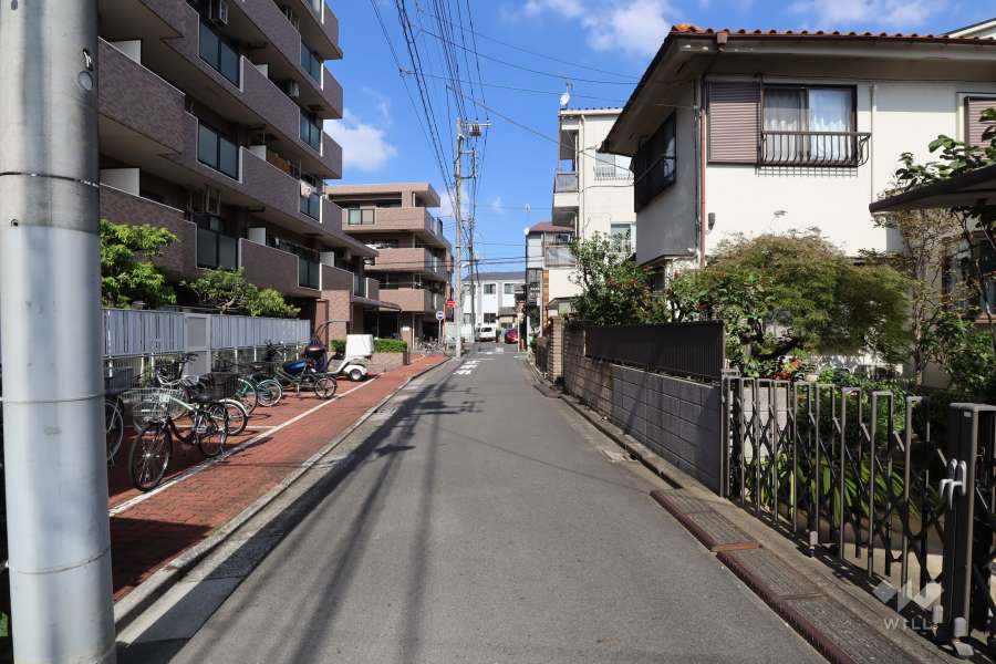 敷地東側の前面道路（南側から）