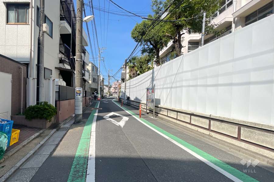 敷地北側の前面道路