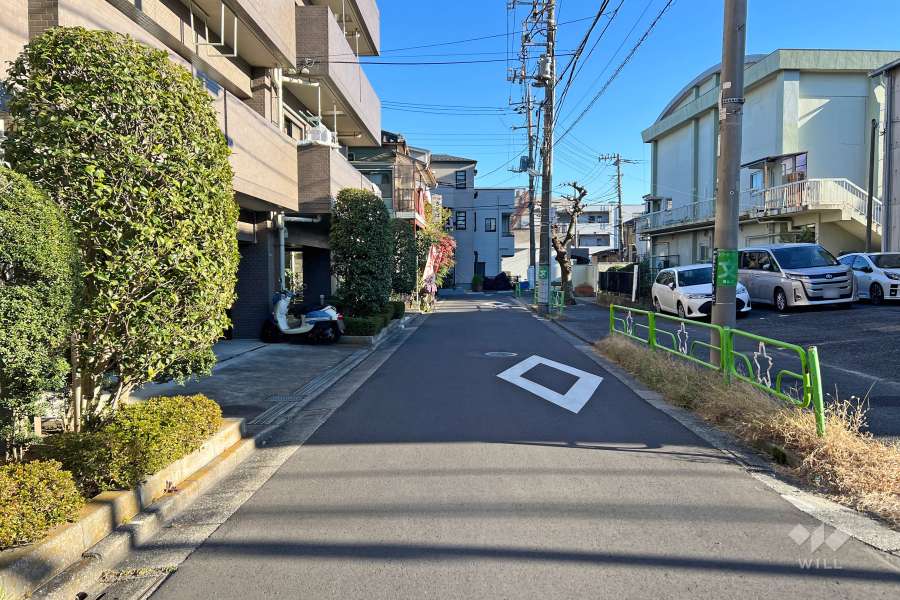 敷地南西側の前面道路（北西側から）