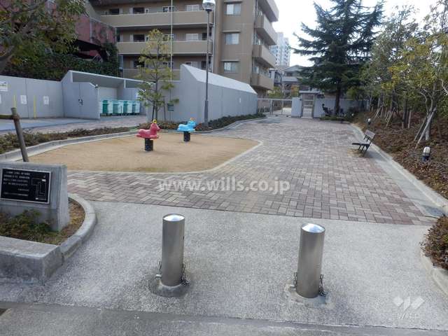 敷地に隣接する小さな公園