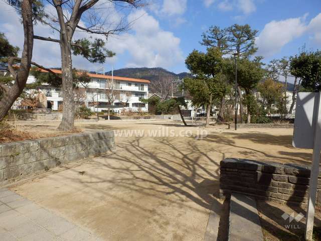 敷地に隣接する小さな公園