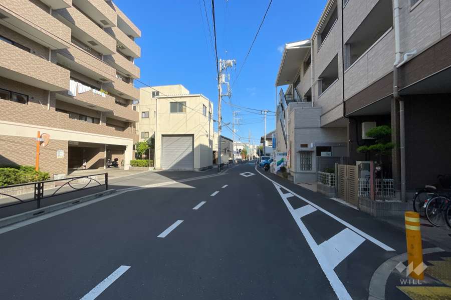 敷地の南側前面道路（西側から）