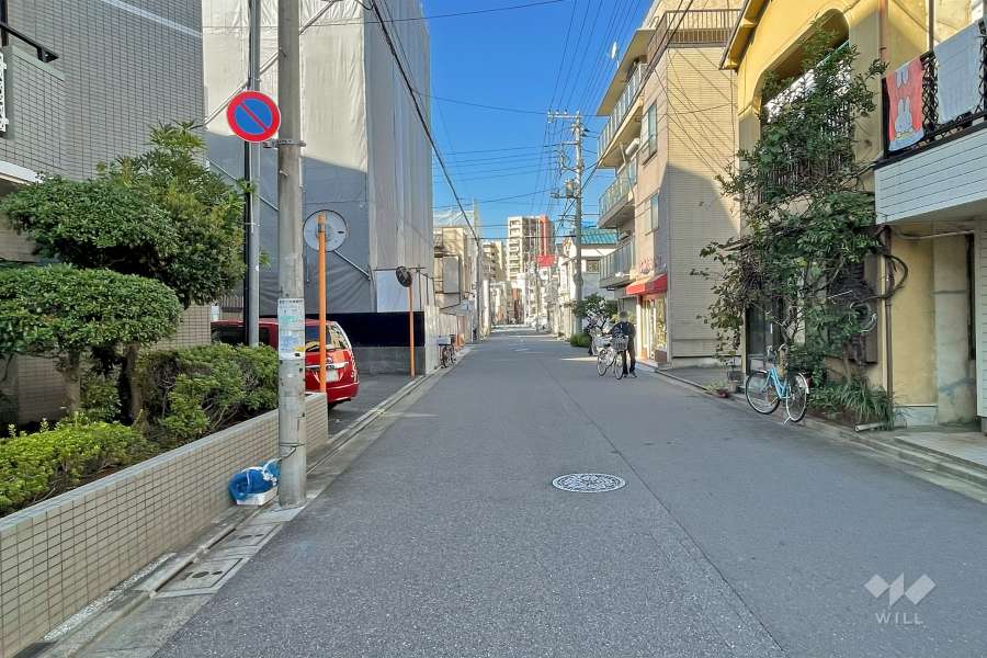 敷地北東側の前面道路（南東側から）