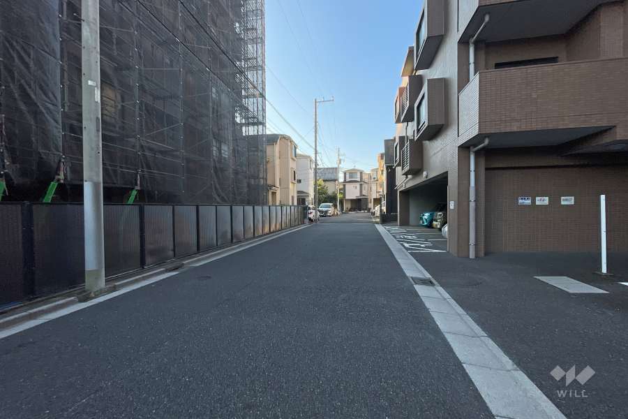 敷地西側の前面道路