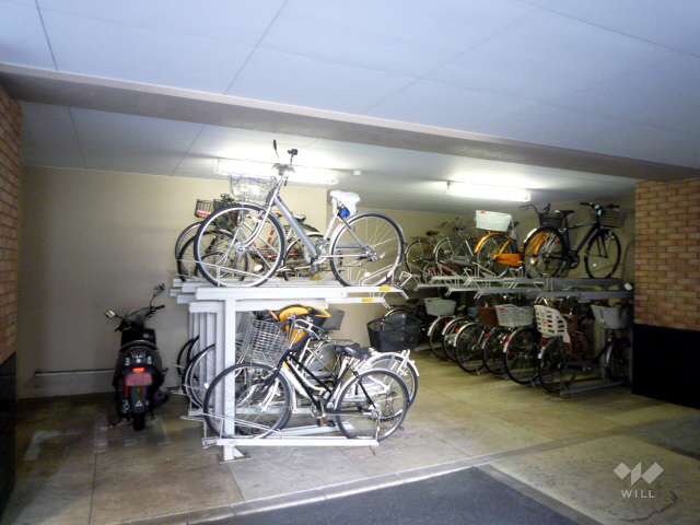 バイク置場と駐輪場