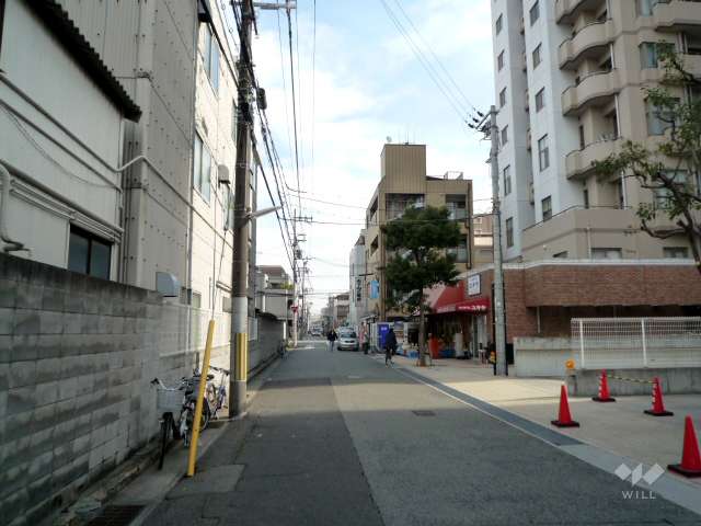 敷地北側の前面道路（西側から）