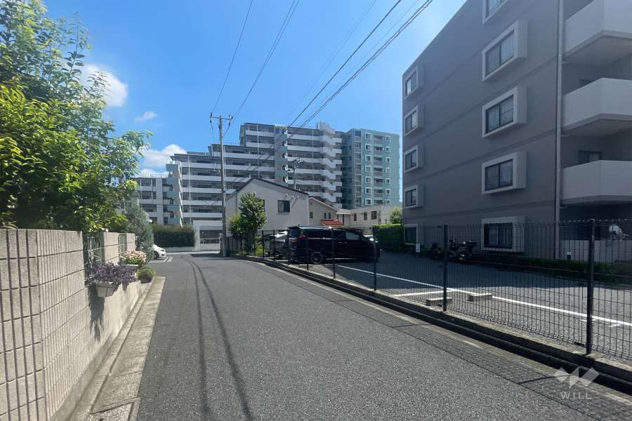 敷地の北側前面道路（西側から）