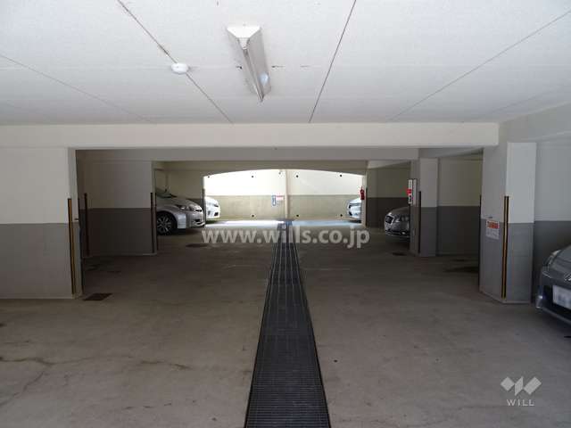 C棟の地下にある敷地内駐車場（屋内平面式）