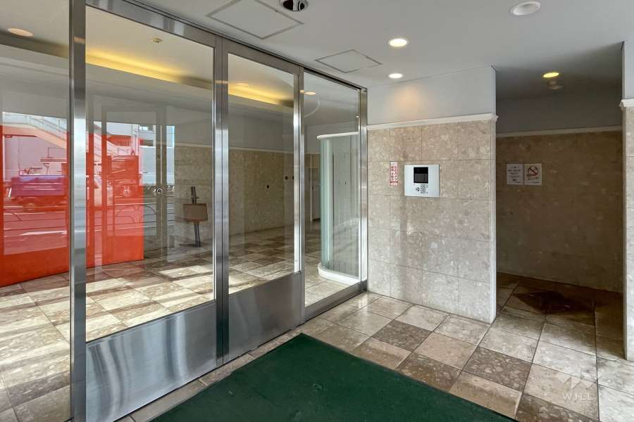 エントランスはオートロック付きです。