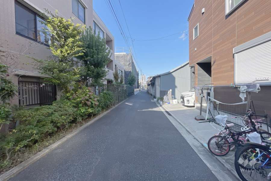 敷地東側の前面道路（南側から）
