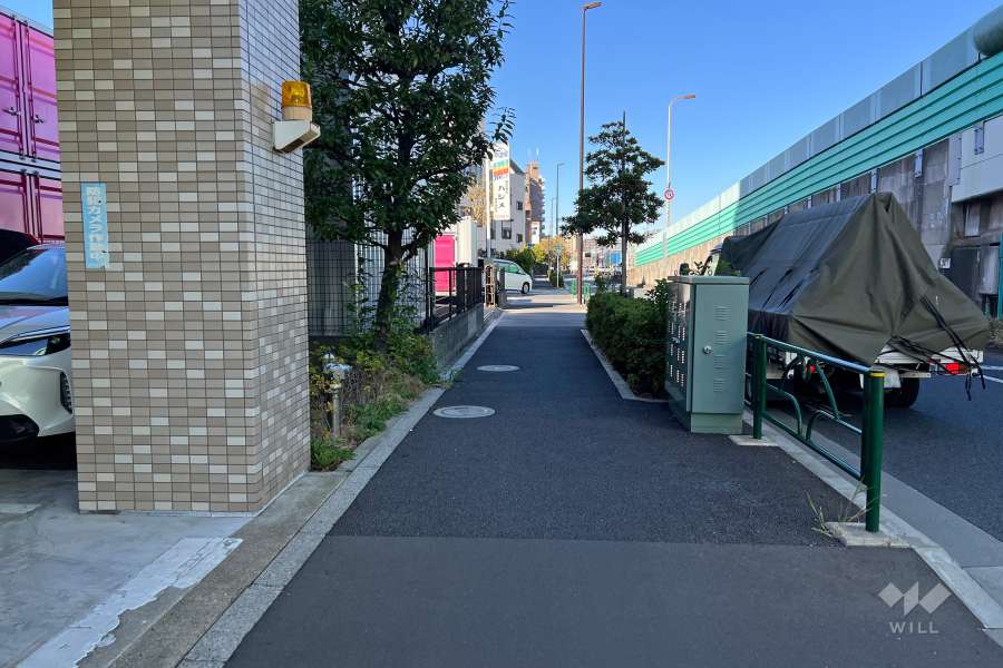 敷地の東側前面道路（南側から）