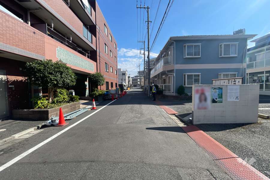 敷地西側の前面道路　