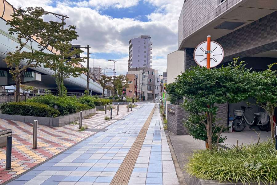 敷地南側の前面道路（東側から）