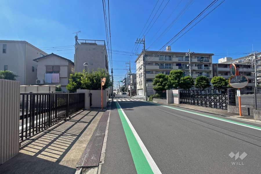 敷地南側の前面道路（東側から）