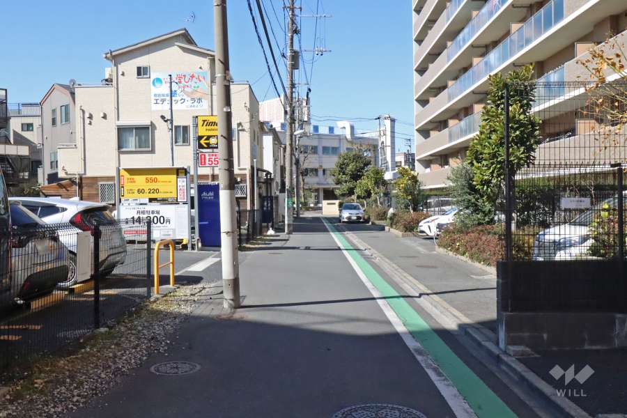 敷地南側の前面道路（東側から）