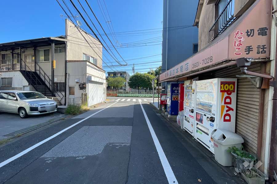 敷地の南側前面道路（東側から）