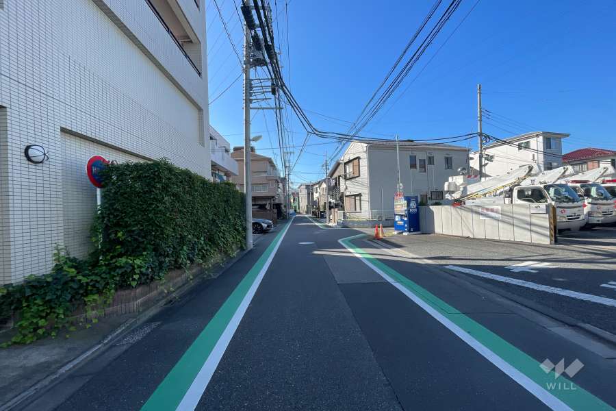 敷地の西側前面道路（北側から）