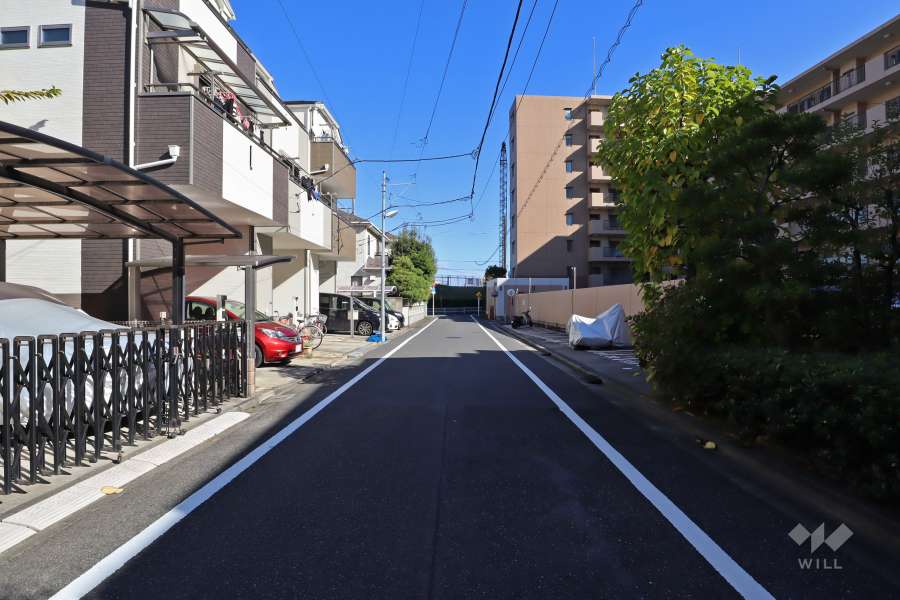 敷地北側の前面道路(西側から)