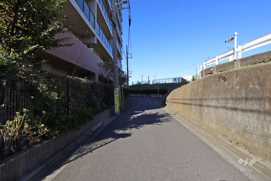 敷地東側の前面道路(南側から)