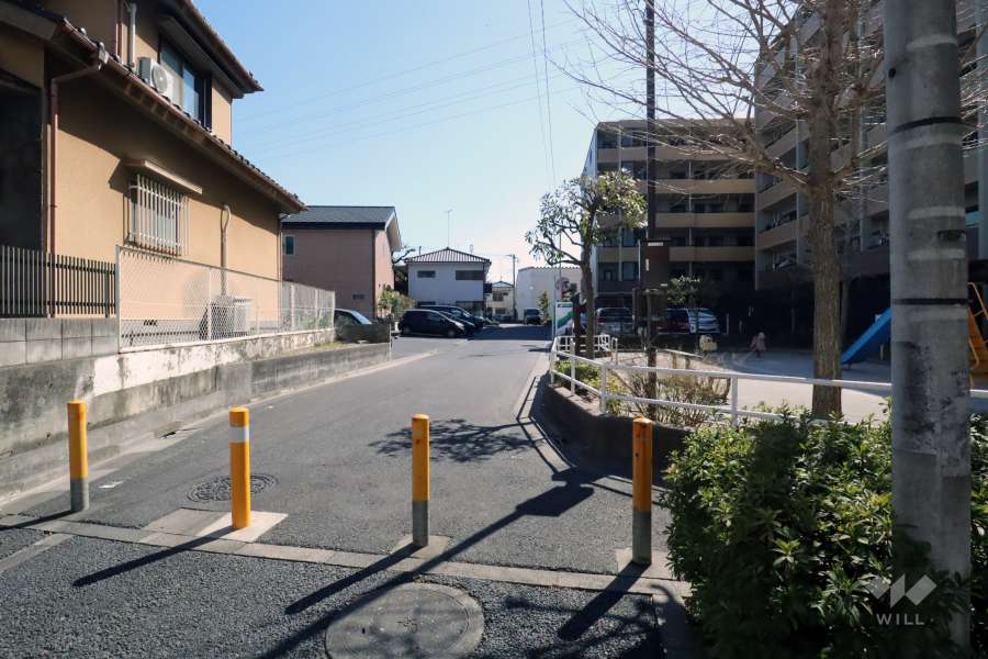 敷地東側の前面道路(南側から)