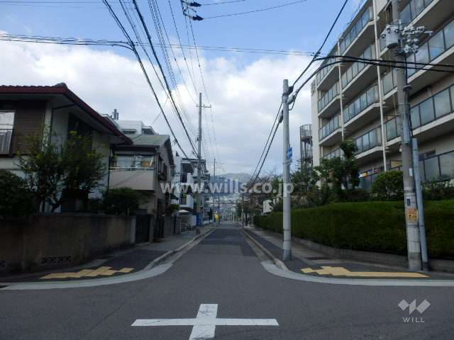 敷地西側の前面道路