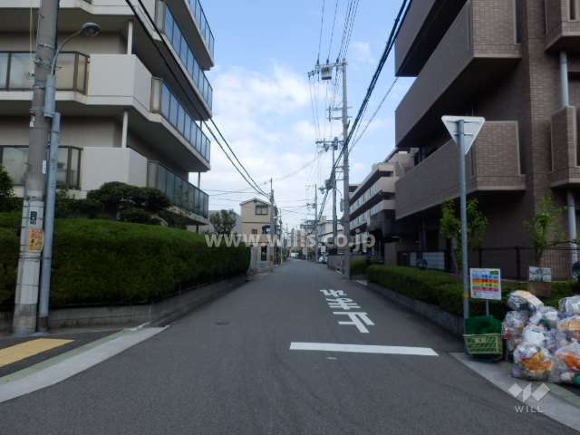 敷地南側の前面道路