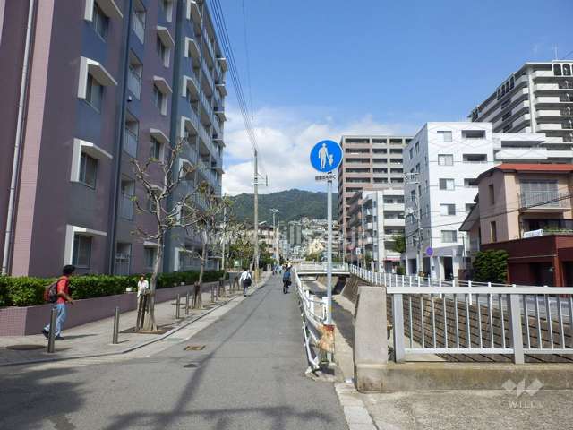 敷地東側の前面道路