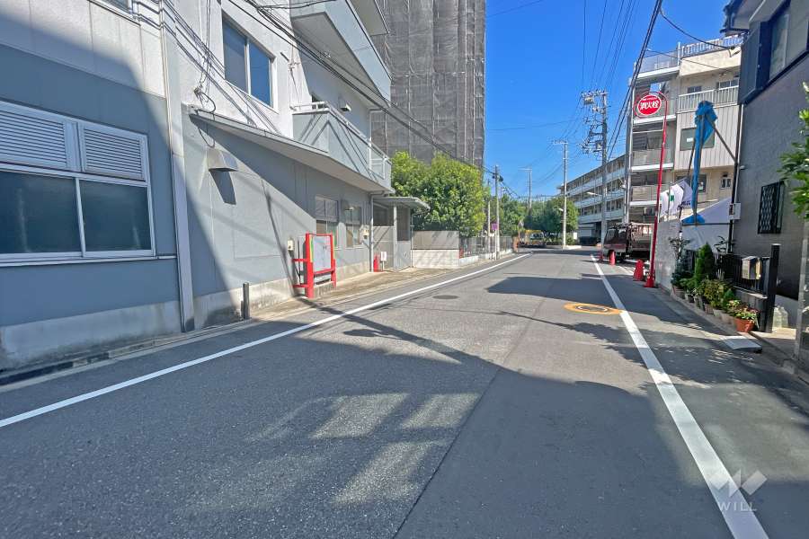 敷地の北側前面道路（西側から）