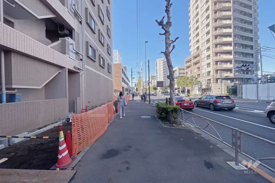 敷地北側の前面道路（東側から）