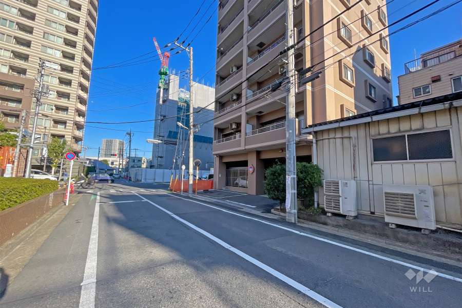 敷地西側の前面道路（南側から）