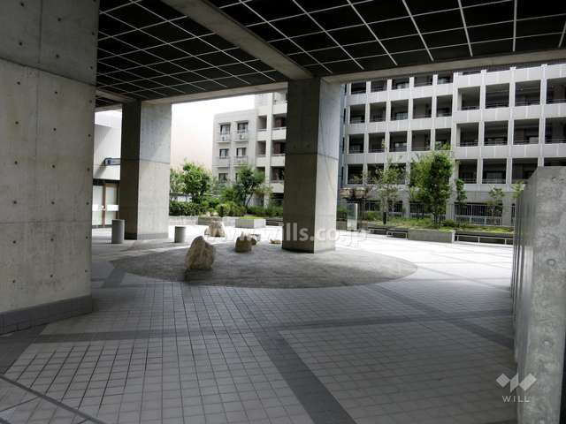 ピロティ部分の広場