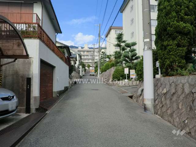 敷地西側の前面道路