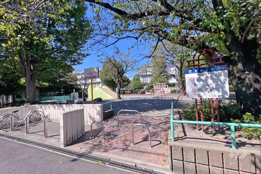 敷地に隣接した『柳田公園』